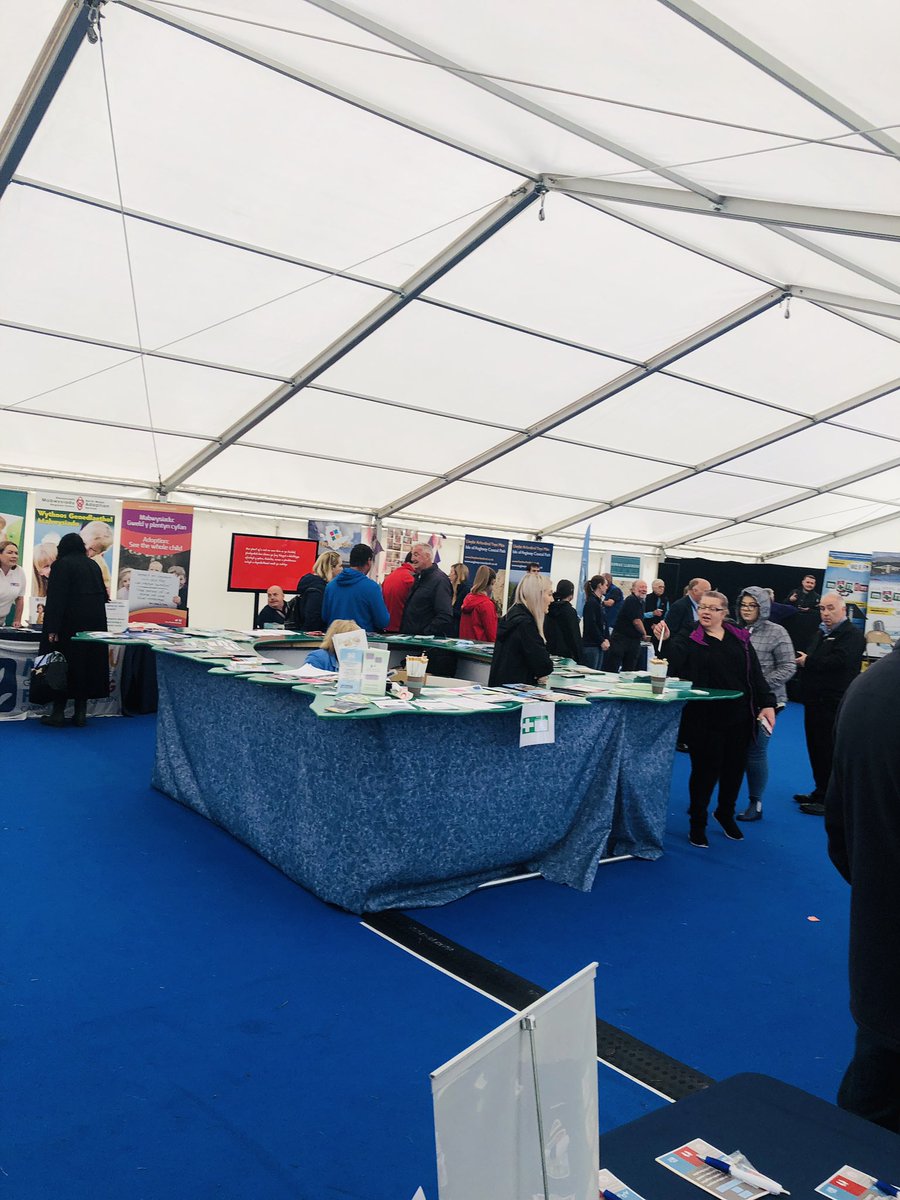 Mae’r glaw yn disgyn yma yn Sioe Mon ond Galwch Draw i babell <a href="/cyngormon/">Cyngor Sir Ynys Môn</a> i fochel a chael mwy o wybodaeth am y Cynllun! 

The rain is falling here at the Anglesey Show but pop into Anglesey Council’s tent to shelter and learn more about the scheme!