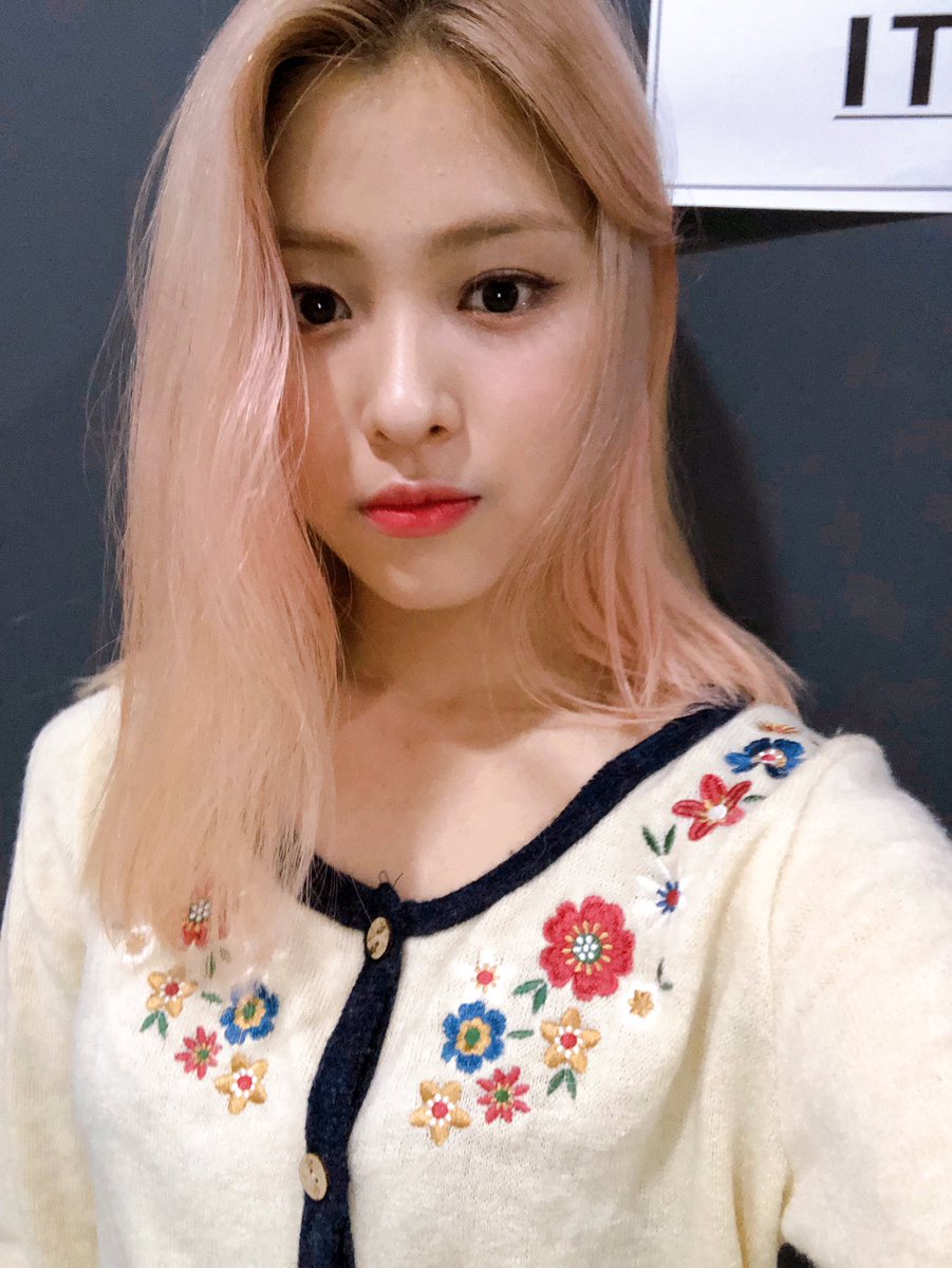 ITZYofficial's tweet photo. 떨리는 첫 출전이었지만 믿지의 응원으로 으쌰 으쌰 힘냈던 아육대!
믿지가 있어서 또 하나의 추억을 만들 수 있었어요~💕
있지의 활약을 기대해주세요!

#ITZY #있지
#ITzICY #ICY
#MIDZY #믿지 https://t.co/xGwPfVrRb2