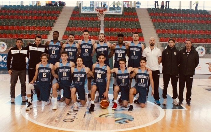 #SudamericanoU21
Ayer por la noche debutó con victoria el equipo dirigido por Marcelo Capalbo ante Paraguay por 84-66. El conjunto uuruguayo ya se encuentra en semifinales del torneo y hoy se enfrenta a Brasil. 
Las grandes figuras fueron Mateo Sarni y Theo Metzger con 14 puntos.