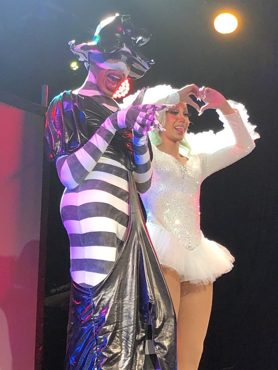 JadeChelsea's tweet photo. Saw a Drag Show last night. What a different but fun experience! Thanks @OddlyYvie and @plastiquetiara for an entertaining night! #PrettyWeird #PrettyWeirdTour https://t.co/pRL6zjtg0i