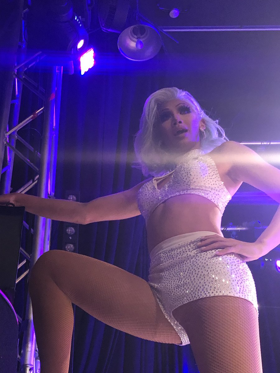 JadeChelsea's tweet photo. Saw a Drag Show last night. What a different but fun experience! Thanks @OddlyYvie and @plastiquetiara for an entertaining night! #PrettyWeird #PrettyWeirdTour https://t.co/pRL6zjtg0i