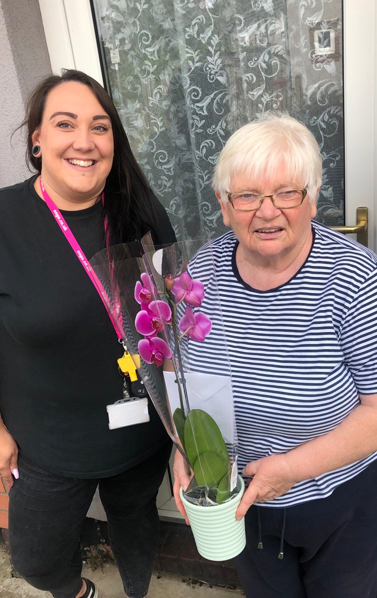 ongoUK's tweet photo. This year marks 100 years of social housing, so we've been out and about delivering flowers to our oldest homes. 😀🏡💐 There are 15 in total, find out where they are here: https://t.co/f9YaLCwjCi) https://t.co/Z7X1A4WeR5  #NLincsIsGreat #WeCare #RandomActsOfKindness https://t.co/jiVIim73Au