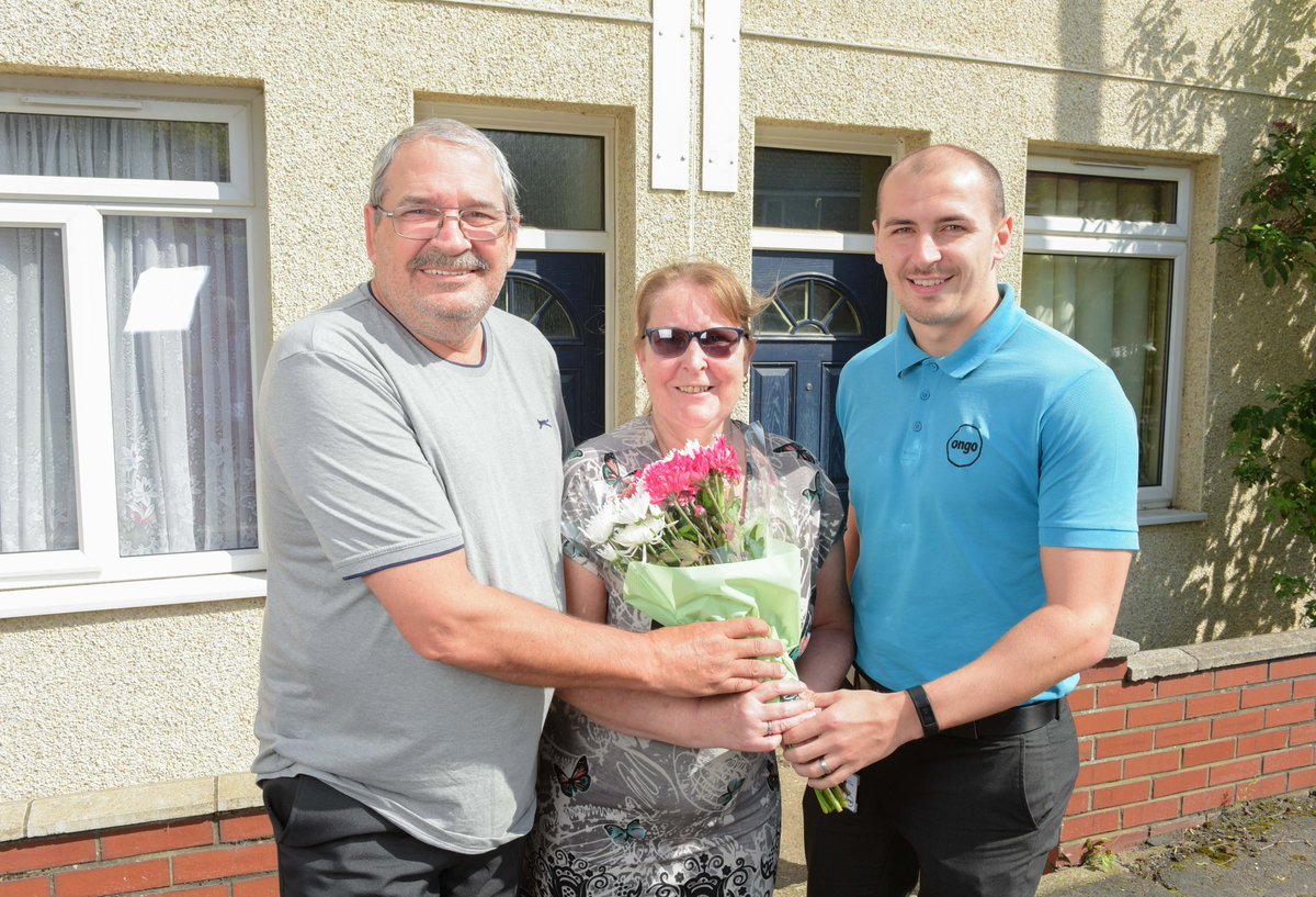 ongoUK's tweet photo. This year marks 100 years of social housing, so we've been out and about delivering flowers to our oldest homes. 😀🏡💐 There are 15 in total, find out where they are here: https://t.co/f9YaLCwjCi) https://t.co/Z7X1A4WeR5  #NLincsIsGreat #WeCare #RandomActsOfKindness https://t.co/jiVIim73Au