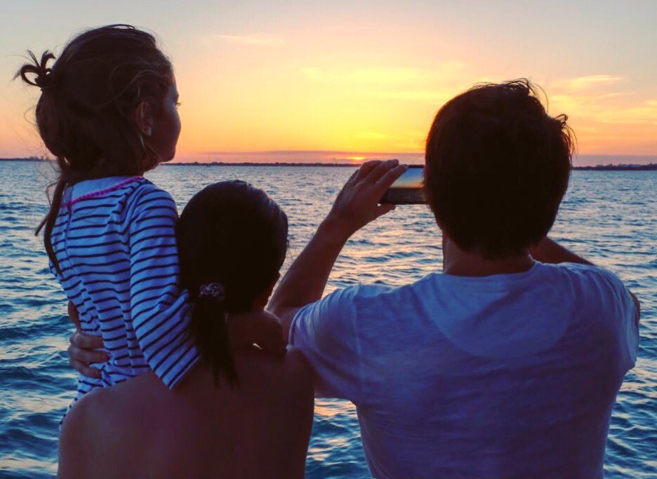 LauraPausini's tweet photo. Comincia inseguendo la luce...
Estalla tu luz y el mar se iluminará...
#famiglia #familia #family
From (#estaate And spanish version #estaalla) https://t.co/iuMiu94Lrl