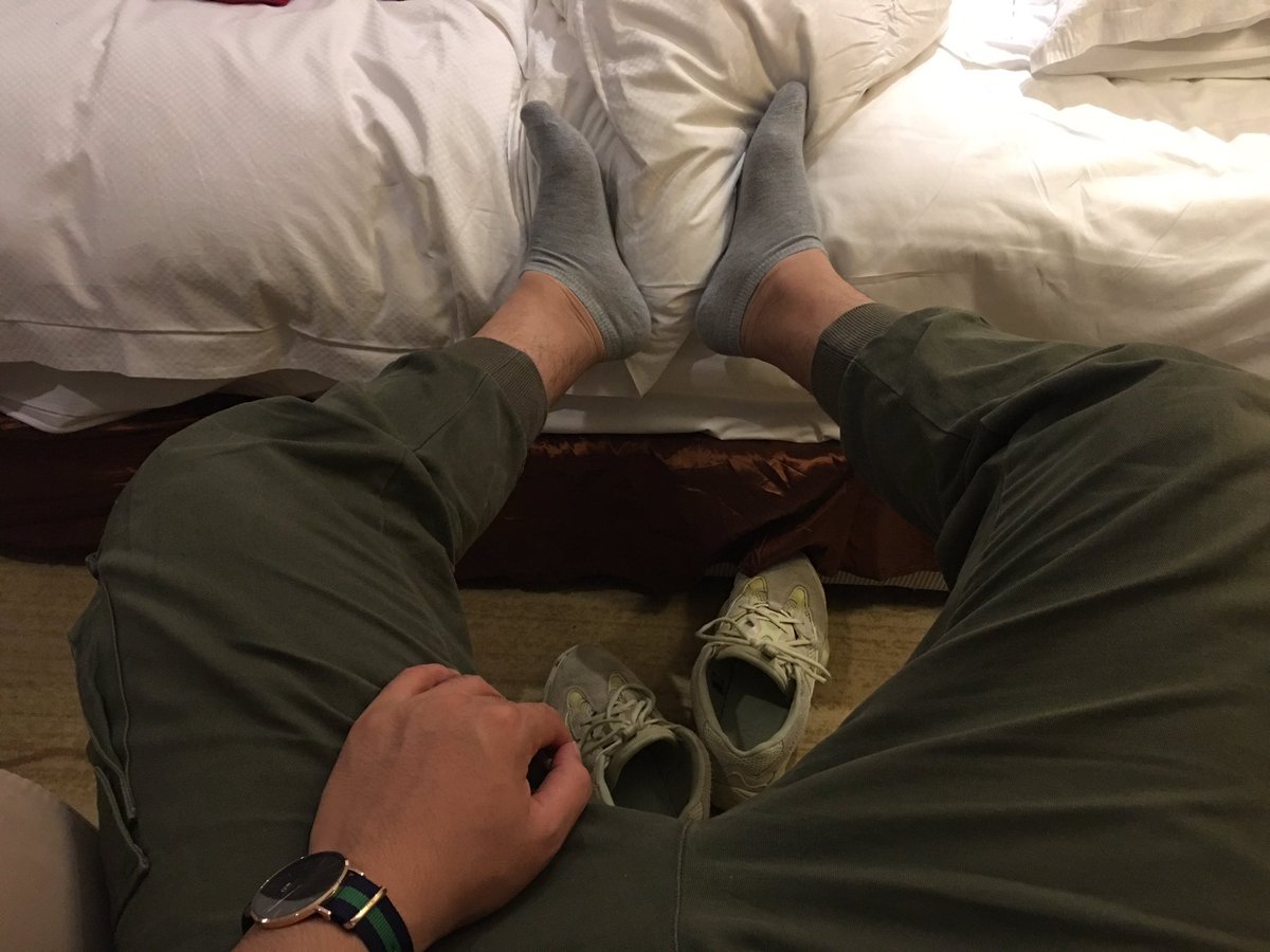 SirFanFan's tweet photo. 😂竟然好多人喜欢我这44码的脚，应广大同志要求拍���🤪感觉已经算是半只脚跨进字母行列了吧 https://t.co/pZCwStoFr1