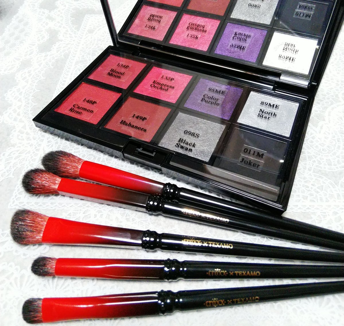 Ombre_de_Lune7's tweet photo. 最近のお気に入り
■ADDICTIONのアイシャドウ赤系カスタム♪
■メイクブラシは黒赤、スタッズデザイン♪一部、高級天然山羊毛使用。人工毛も高品質。濃密な毛量で繊細。
カラーのノリが違う！
今までのブラシはサヨナラ。
低価格でかなりオススメ♪

#ADDICTION
#TEXAMO https://t.co/j6JHSOLJ5E