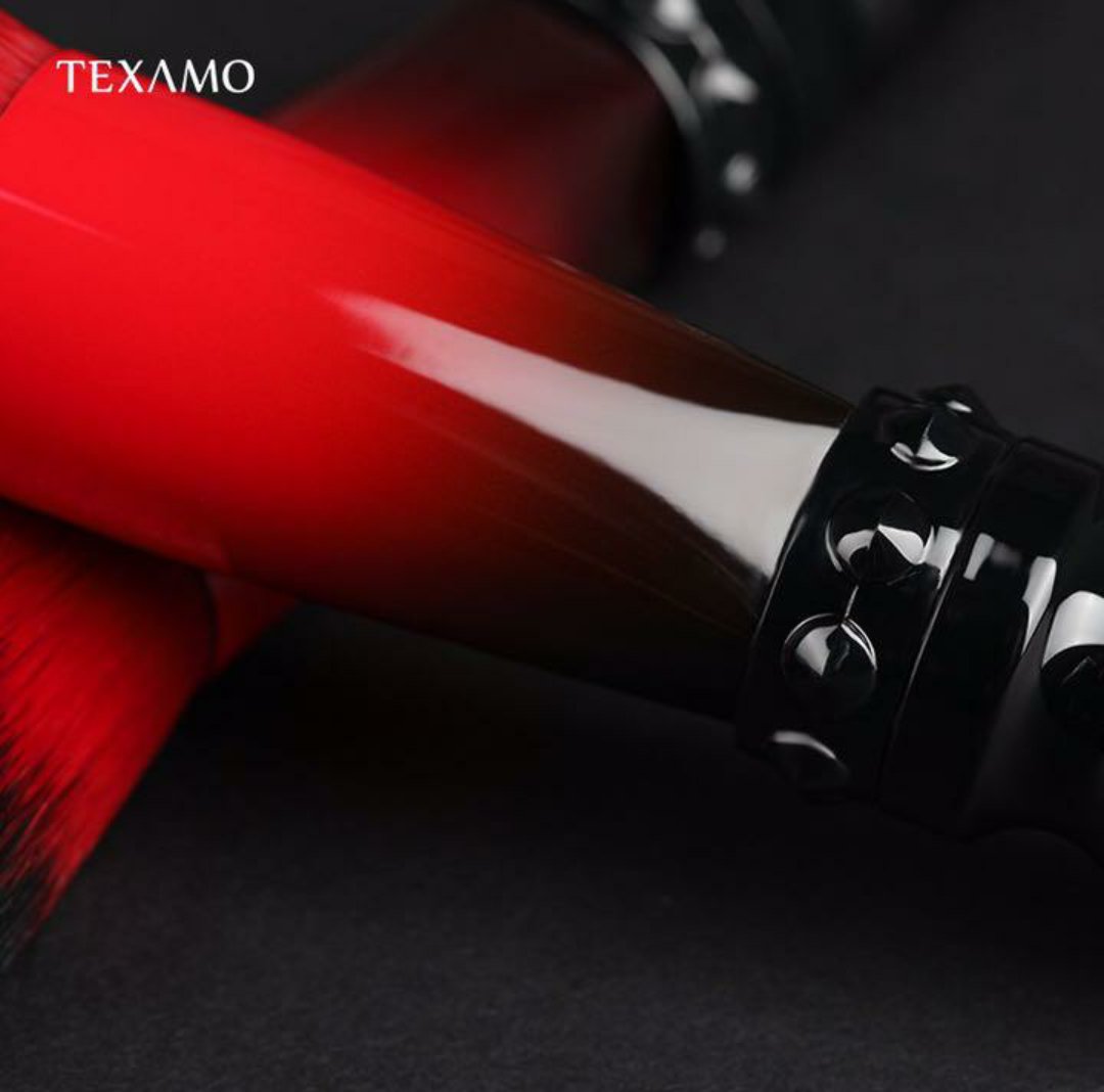 Ombre_de_Lune7's tweet photo. 最近のお気に入り
■ADDICTIONのアイシャドウ赤系カスタム♪
■メイクブラシは黒赤、スタッズデザイン♪一部、高級天然山羊毛使用。人工毛も高品質。濃密な毛量で繊細。
カラーのノリが違う！
今までのブラシはサヨナラ。
低価格でかなりオススメ♪

#ADDICTION
#TEXAMO https://t.co/j6JHSOLJ5E