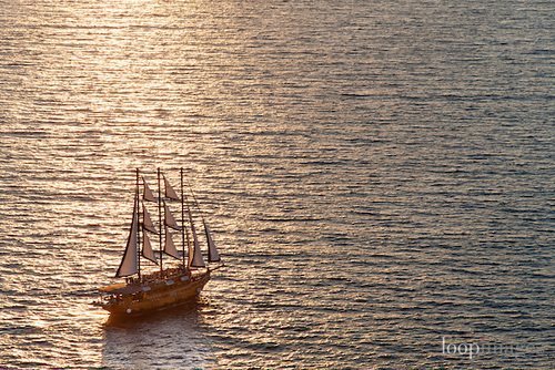 LoopImages's tweet photo. Sailing boat off the coast of Santorini in Greece #ericnathan #Santorini #Greece #sailing #sea #ocean #schooner #freedom #sunset https://t.co/PPOHEhh4KS