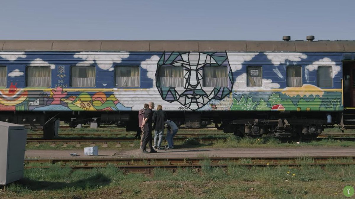 KT_gordiychuk's tweet photo. These artists have transformed 8 train cars from identical blue boxes into mural-decorated party caravans. They carry people from all over Ukraine to the #GogolFest in Mariupol.
This is the first time Ukraine’s government let the artists work their mural magic.
📸: @ukrainer https://t.co/JgQEiwGt8n
