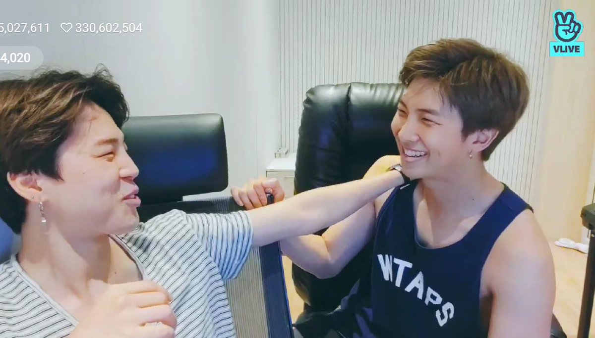 ifern07's tweet photo. แขนจีมิน กับ แขนนัมจุน แกรรร!!!

#RM #JIMIN https://t.co/kZD8OPlua8