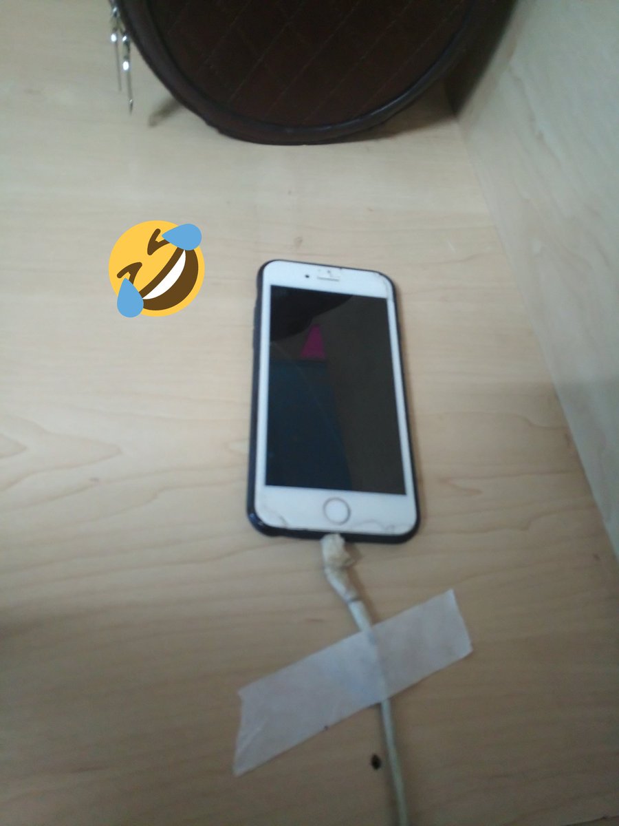 lauragift24's tweet image. My work mate will probably never forgive me for taking  this but this is how she charges her iphone😂😂😂
#Twitterforiphone team have a blessed afternoon.