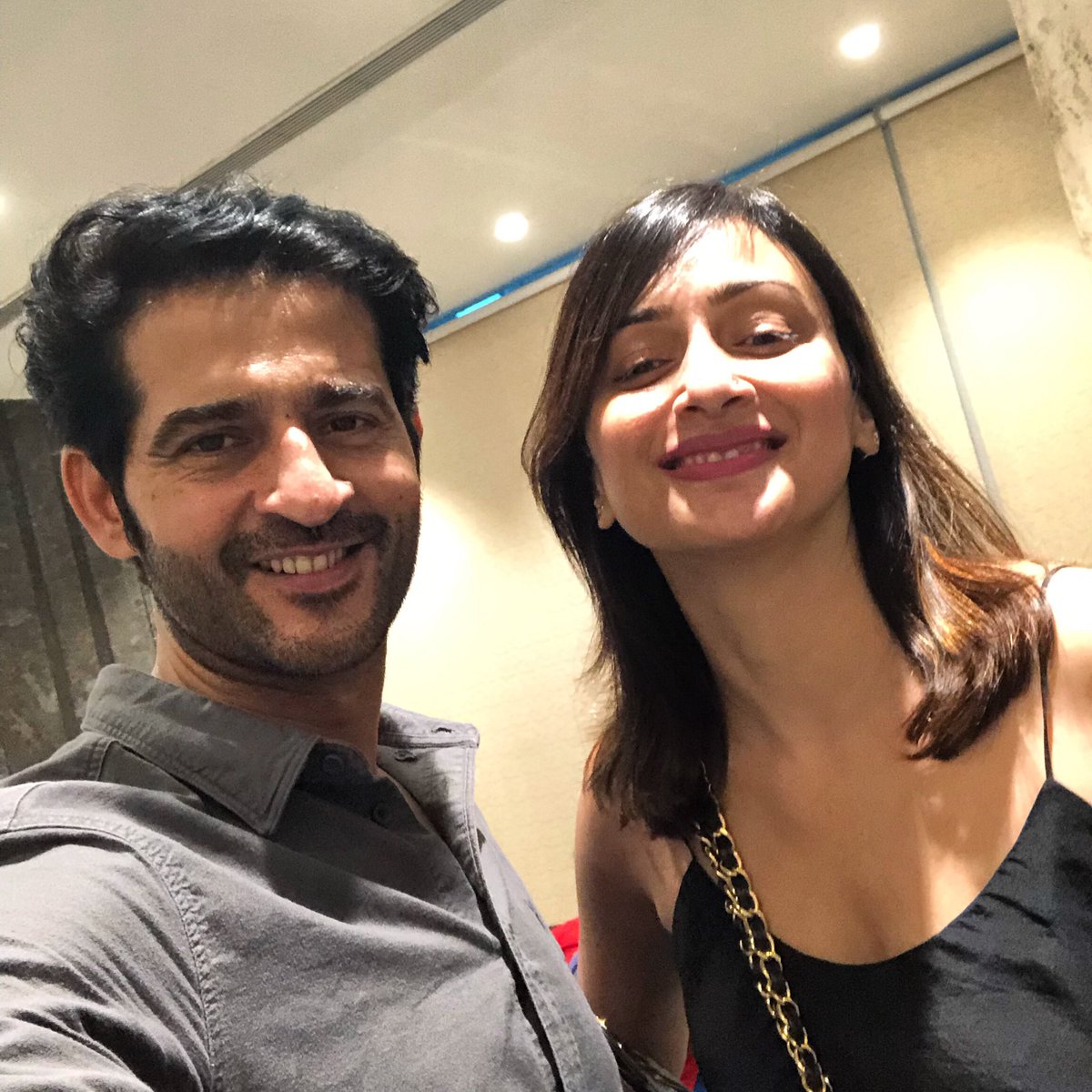 tentej's tweet photo. We don’t click pics often ..but when we do ...we are like this ...Cheers ..
#hitentejwani #gauripradhan #together #wcw #wife #gratitude #ghtwednesday #womancrushwednesday #love #loveher #Wednesday https://t.co/2Rf4z9a1KH