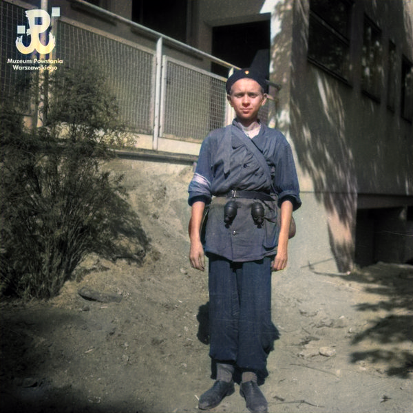 Fotografia ze zbiorów Muzem Powstania Warszawskiego. Żoliborz.  St.strz. "Karolek" ze Zgrupowania "Żniwiarz" przed domem przy ulicy Mickiewicza 34. Autor zdjęcia Stefan Lewandowski. #warsawuprising #powstaniewarszawskie #uprising44 #zoliborz