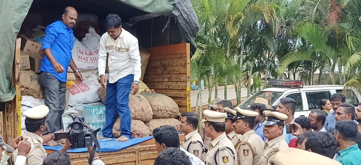 chikkajalaps's tweet photo. ಚಿಕ್ಕಜಾಲ ಪೊಲೀಸ್ ಠಾಣೆ
ಕರ್ನಾಟಕ ನೆರೆ ಸಂತ್ರಸ್ತರಿಗೆ  ತುರ್ತು ಸೇವೆಗೆ ಪರಿಹಾರ ಸಾಮಗ್ರಿಗಳ ರವಾನೆ https://t.co/PR2xw2pk1v
