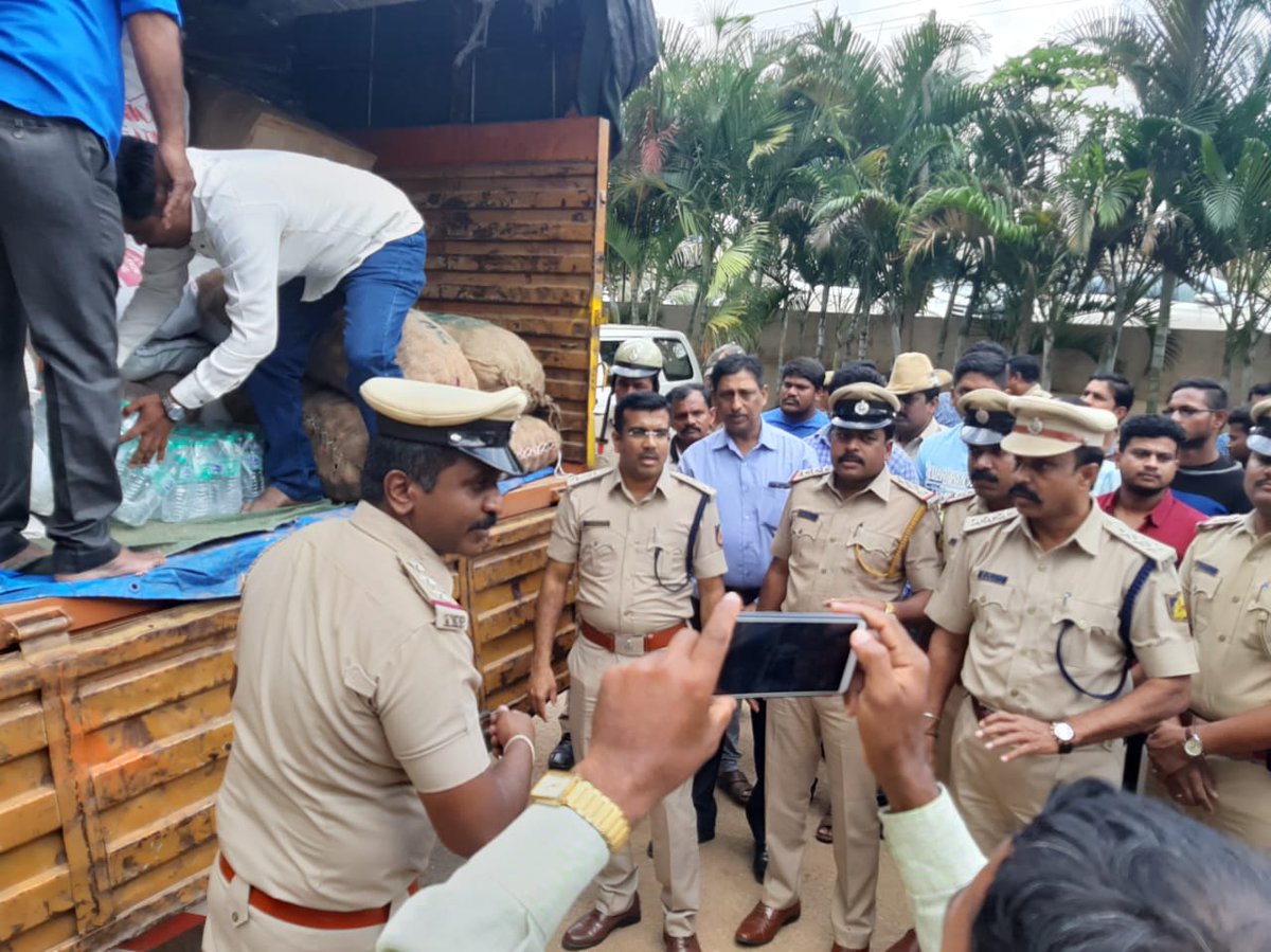 chikkajalaps's tweet photo. ಚಿಕ್ಕಜಾಲ ಪೊಲೀಸ್ ಠಾಣೆ
ಕರ್ನಾಟಕ ನೆರೆ ಸಂತ್ರಸ್ತರಿಗೆ  ತುರ್ತು ಸೇವೆಗೆ ಪರಿಹಾರ ಸಾಮಗ್ರಿಗಳ ರವಾನೆ https://t.co/PR2xw2pk1v