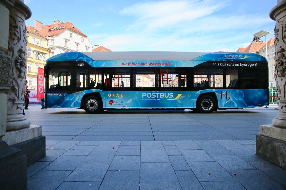 unsereOEBB's tweet photo. Die ÖBB-Postbus GmbH und Graz Linien haben einen Testbetrieb eines emissionsfreien Wasserstoffbusses in Graz und Umgebung gestartet. Wir finden das #superduperextremleiwand 😍🚌 🥳  und ihr?? https://t.co/nZlETl626N
