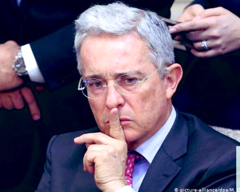 GustavoBolivar's tweet photo. #Dia44DeLlamadoALaCSJ

Señores magistrados @CorteSupremaJ Para cuándo el llamado a indagatoria del presidente en cuyo gobierno pusieron micrófonos en sus escritorios? (los funcionarios, el honorable jamás) https://t.co/DtJ1aFbIUT
