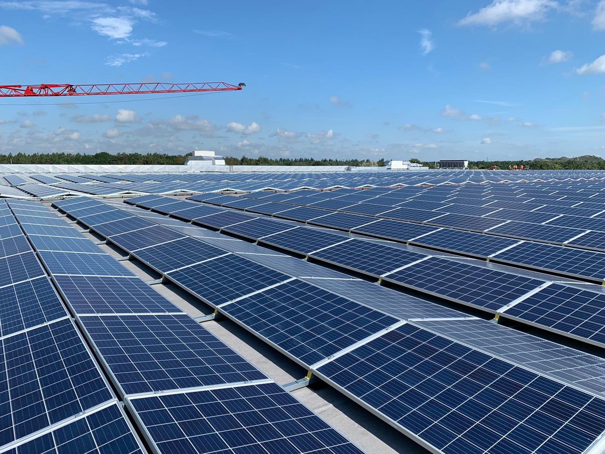 HVBMVastgoed's tweet photo. 50% klaar! Op naar in totaal 10.000 panelen op het dak van het nieuwe e-commerce DC van @IngramMicroNL @deBijenkorf #Tilburg https://t.co/wKtvfD1qZm