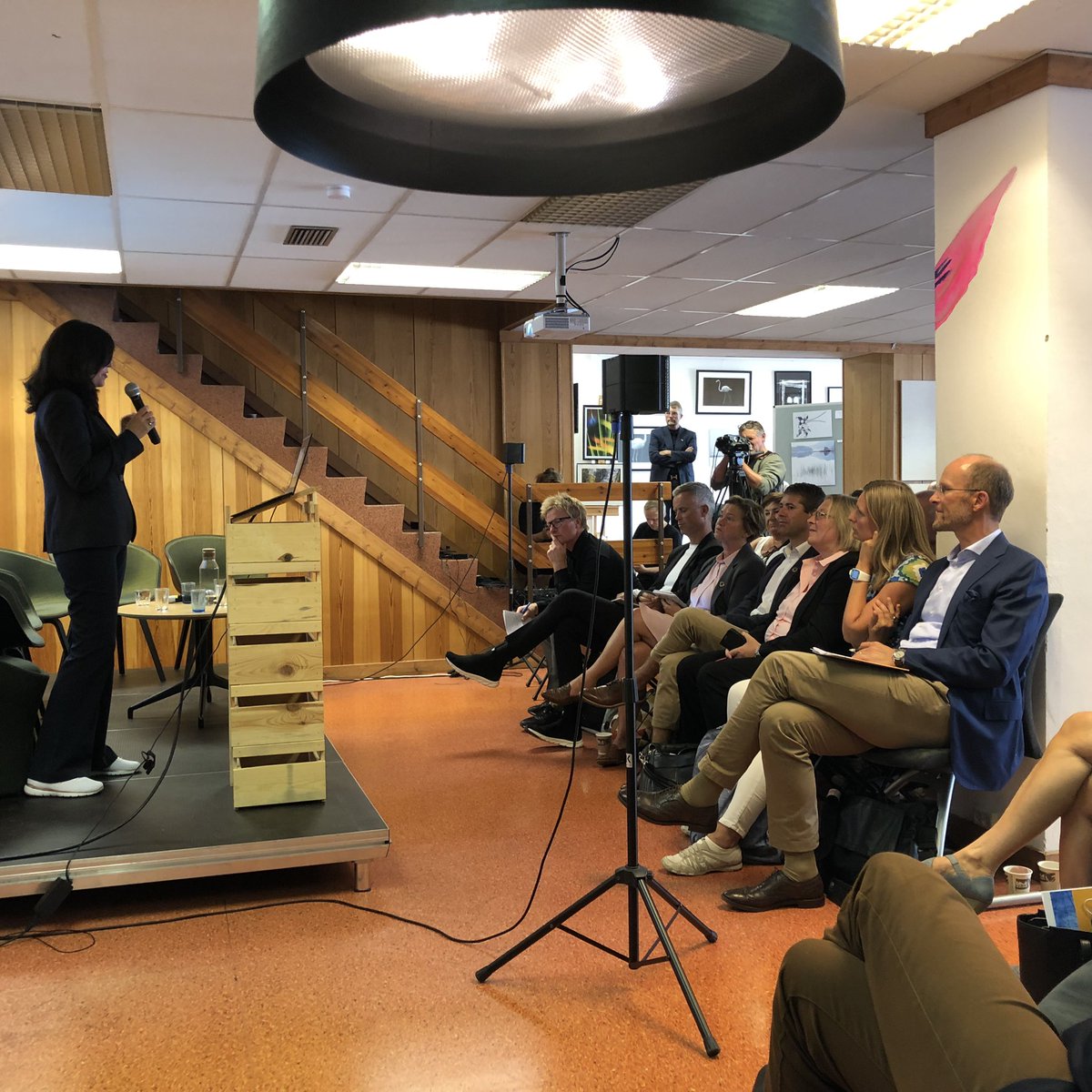 ChrisMacCormaic's tweet image. Nasjonal veikart for #smarte og #bærekraftige byer og lokalsamfunn er lansert og siste ord går til @KariAinaEik 
«Det er ingen smartby uten bærekraftig by.»
@doganorway @nordicedgeexpo #Smartbyene