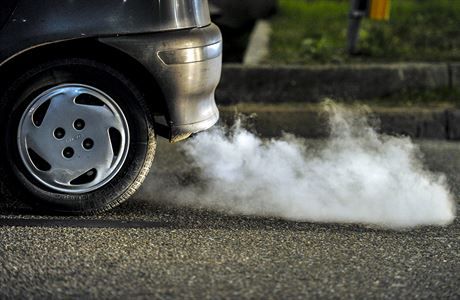 Zajímavý nástroj má v ruce i stát - navýšení poplatků za dovážená stará auta, která vypouštějí příliš hodně emisí. Ty poplatky se neměnily už od roku 2009 a tak se vztahují jen na auta nad 20 let. Ovšem z nějakého důvodu to <a href="/RibraRichard/">Richard Brabec</a> odmítl. Proč? lidovky.cz/byznys/doprava…