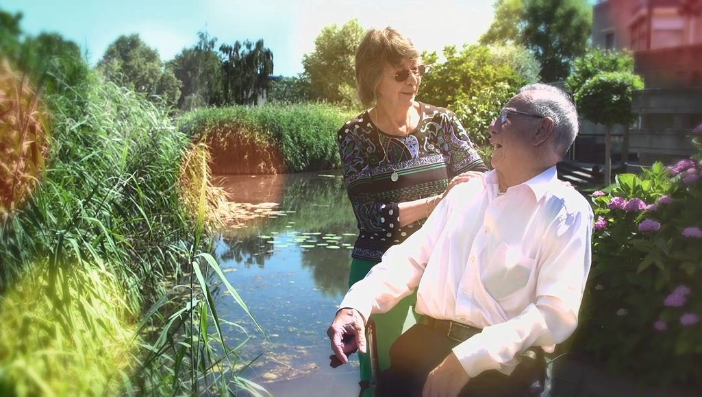 Van vismeel naar verkering: deel twee uit de serie #LoveInThePort staat live. In deze editie: Joop en Tiny. Bekijk de video en lees het verhaal in de Havenkrant Online: bit.ly/2yWajgj #RotterdamMakeItHappen #love #havenkrant #havenkrantonline