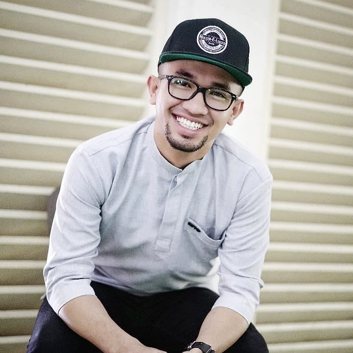 tgQayyum's tweet photo. Pergi ke kedai membeli zaitun,
Zaitun dibeli penambah rasa,
Kenapa kau orang baca ni macam pantun,
Kan boleh baca macam biasa. https://t.co/PBU6bslyoj