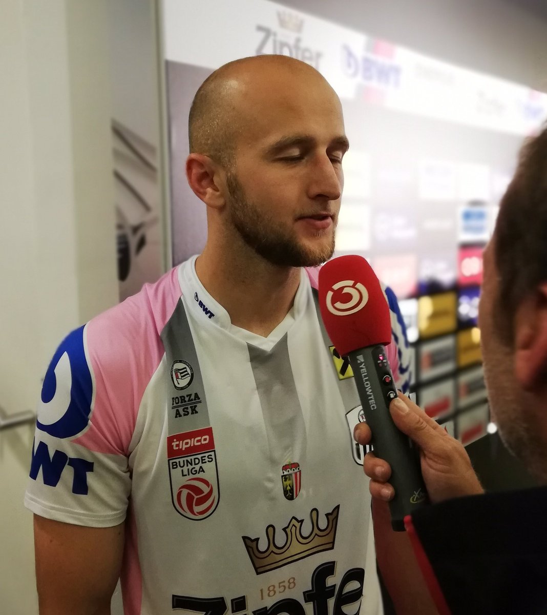 OtherBundesliga's tweet photo. How good is this guy?!
This is the only time he's closed his eyes this season 😂👀
#Trauner #LASKFCB #UCL @LASK_eng https://t.co/W53mQDachV
