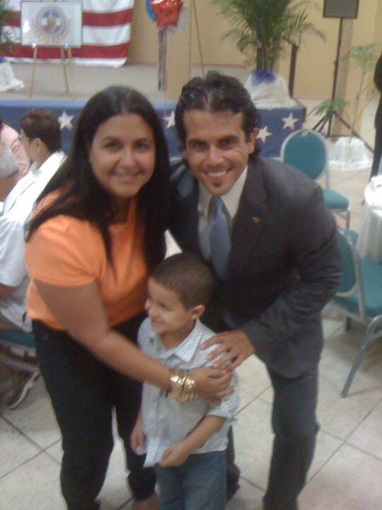 maver23's tweet photo. Hoy esta foto cumple 10 años. @ricardorossello y yo flexionamos rodillas para que saliera Alex. Pero ni fu ni fá miró al fotògrafo. Ja son terribles. ¡hermoso miércoles !@ricardorossello #MiAlex
#Paz https://t.co/dWfas4UcLW
