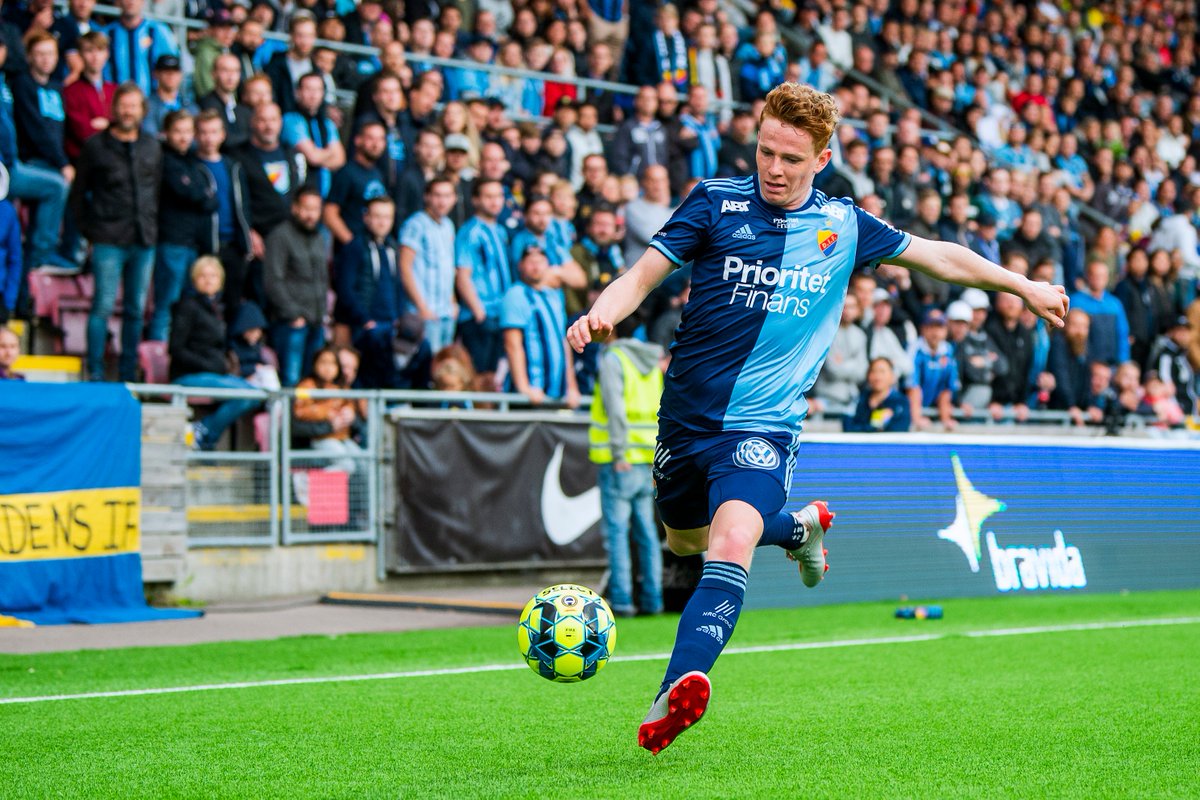 DIF_Fotboll's tweet photo. Fler assist från den här foten på måndag kväll? I morse passerade vi 10 000 sålda plåtar till matchen mot @afc__eskilstuna. Köp dina biljetter här: https://t.co/xzX33C2mdV #DIFESK #FullFartFramåt https://t.co/2JmeWJgp4A
