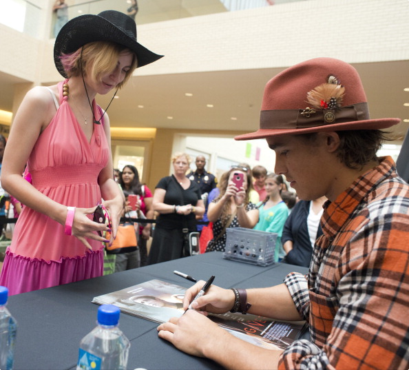 BraxtonRoswell's tweet image. It was so nice meeting all the kind humans that turned out for #TheProvider fan event at Mall of America on Monday! Truly appreciated your love and support. I hope you'll enjoy the film when it opens this weekend. x