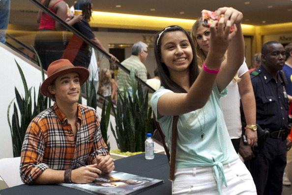 BraxtonRoswell's tweet image. It was so nice meeting all the kind humans that turned out for #TheProvider fan event at Mall of America on Monday! Truly appreciated your love and support. I hope you'll enjoy the film when it opens this weekend. x