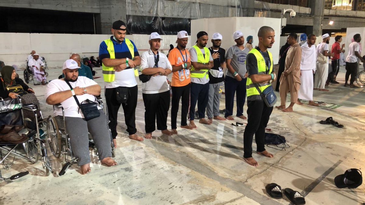 SaudiNVG's tweet photo. قبل 8 سنوات كانت انطلاقتهم في التطوع وما زالوا يقدمون خدماتهم لضيوف الرحمن "المكفوفين" لمساعدتهم في أداء فريضتهم احتساباً لثواب الله العظيم (سفراء التطوع) أبطال #السترات_البيضاء https://t.co/KOEQFR5kdj