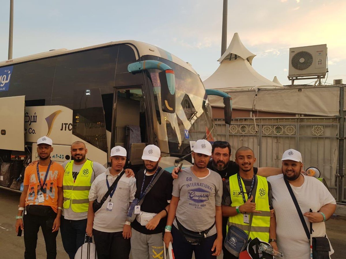 SaudiNVG's tweet photo. قبل 8 سنوات كانت انطلاقتهم في التطوع وما زالوا يقدمون خدماتهم لضيوف الرحمن "المكفوفين" لمساعدتهم في أداء فريضتهم احتساباً لثواب الله العظيم (سفراء التطوع) أبطال #السترات_البيضاء https://t.co/KOEQFR5kdj
