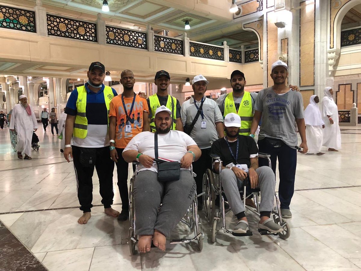 SaudiNVG's tweet photo. قبل 8 سنوات كانت انطلاقتهم في التطوع وما زالوا يقدمون خدماتهم لضيوف الرحمن "المكفوفين" لمساعدتهم في أداء فريضتهم احتساباً لثواب الله العظيم (سفراء التطوع) أبطال #السترات_البيضاء https://t.co/KOEQFR5kdj