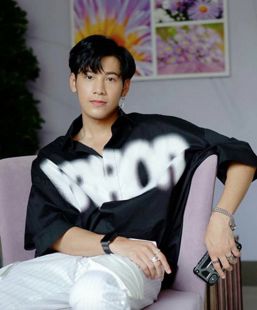 Singto, Prachaya Ruangroj28 July 1994ig: __singtotwt: stjinx_mayaKerja sampingannya di gmm itu motret; photography is passion.Singto ini bisa dibilang yang mending waras dibanding anak gmm lainnya karena dia aslinya pendiem. Tapi kalo udah becanda ya tetep ngakak juga.