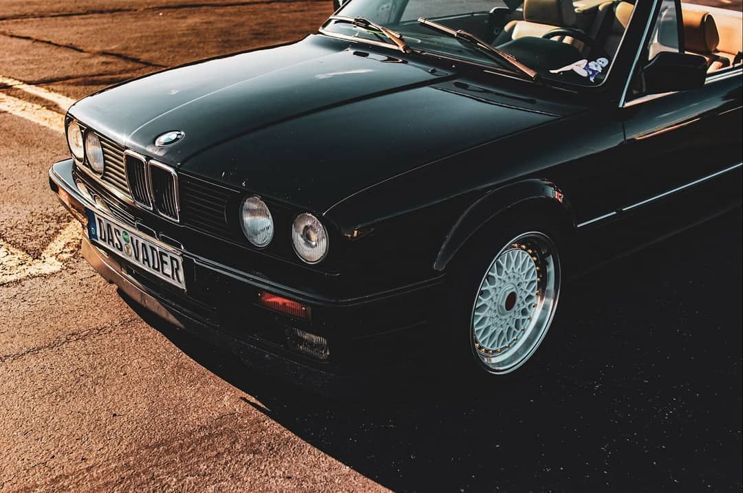 ECSTuning's tweet photo. It's wheel Wednesday once again! ESM Wheels do look pretty good on this E30.

📷 : @tor_sen
🏎️ : @das_vader 

#ecstuning #ecs #wheelwednesday #itswednesdaymydudes #esm #esmwheels #fitment #e30 #e30vert #m52 #dumped #static #scrapedcrusaders #ultimateklasse #bmw #bmwmotorsport https://t.co/F8t5dqRdwl