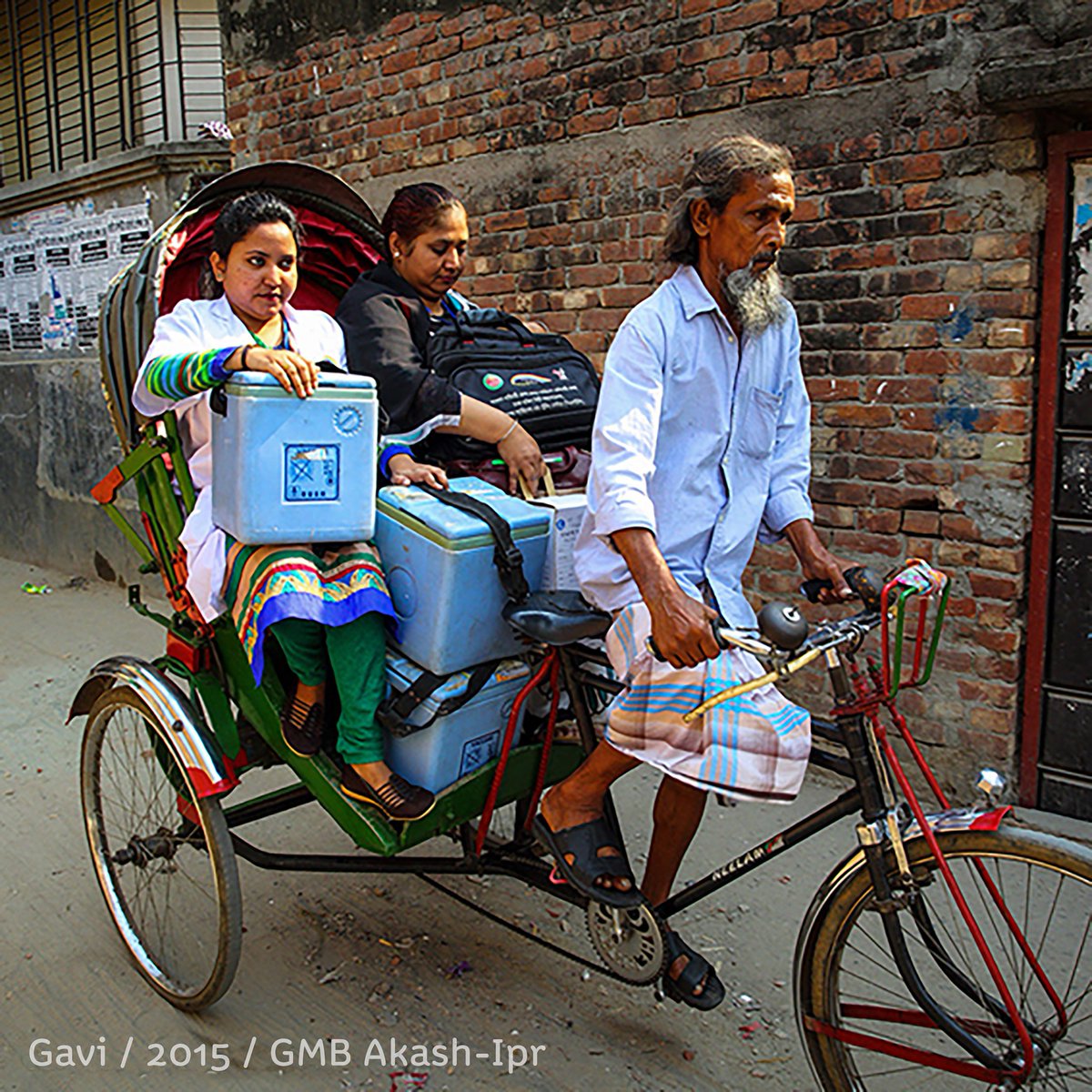 Les personnels de santé travaillent d'arrache-pied pour apporter des vaccins aux enfants dans le besoin. A Dhaka🇧🇩au Bangladesh, Muna se sert d'un pousse-pousse pour livrer les vaccins contre le pneumoccoque. Merci à tous les #VaccineHeroes 🌎 du monde ! #LesVaccinsÇaMarche