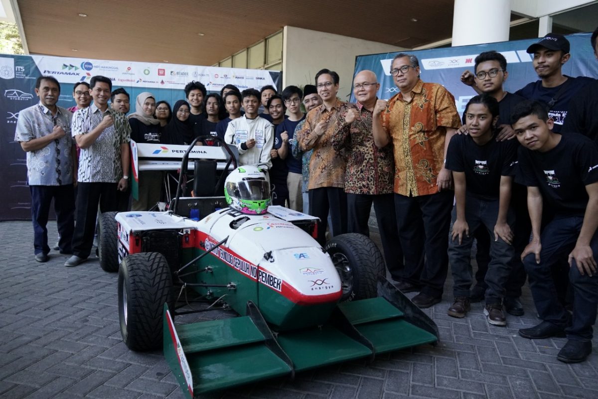 brin_indonesia's tweet photo. Indonesia diwakili Bimasakti Racing Team UGM, Tim Anargya ITS dan Tim Bengawan Formula Student UNS akan berlaga di ajang Student Formula Japan 2019 pada tanggal 27 – 31 Agustus mendatang.

Mereka akan membawa mobil rancangan terbaiknya untuk mengikuti kompetisi ini. 

#SDMUnggul https://t.co/C9lwtfHXZH