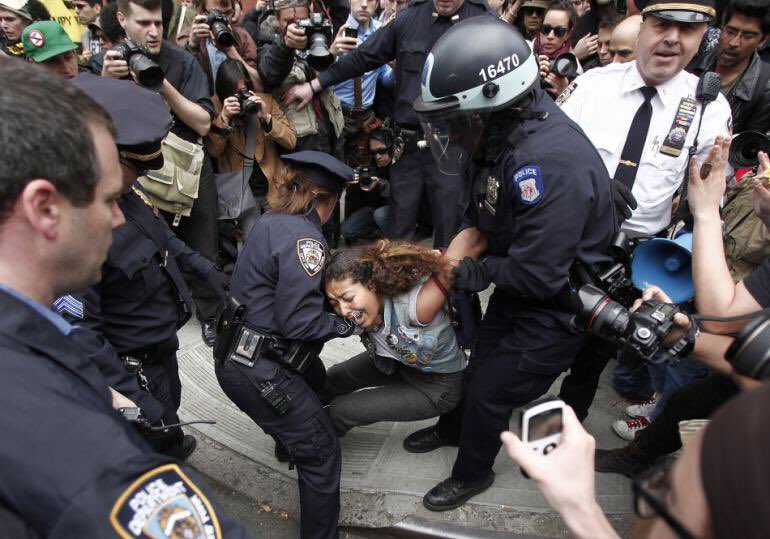 bestrong529_'s tweet photo. learn from the U.S police #HongKongAirport #HongKong https://t.co/xkilfj7YtB