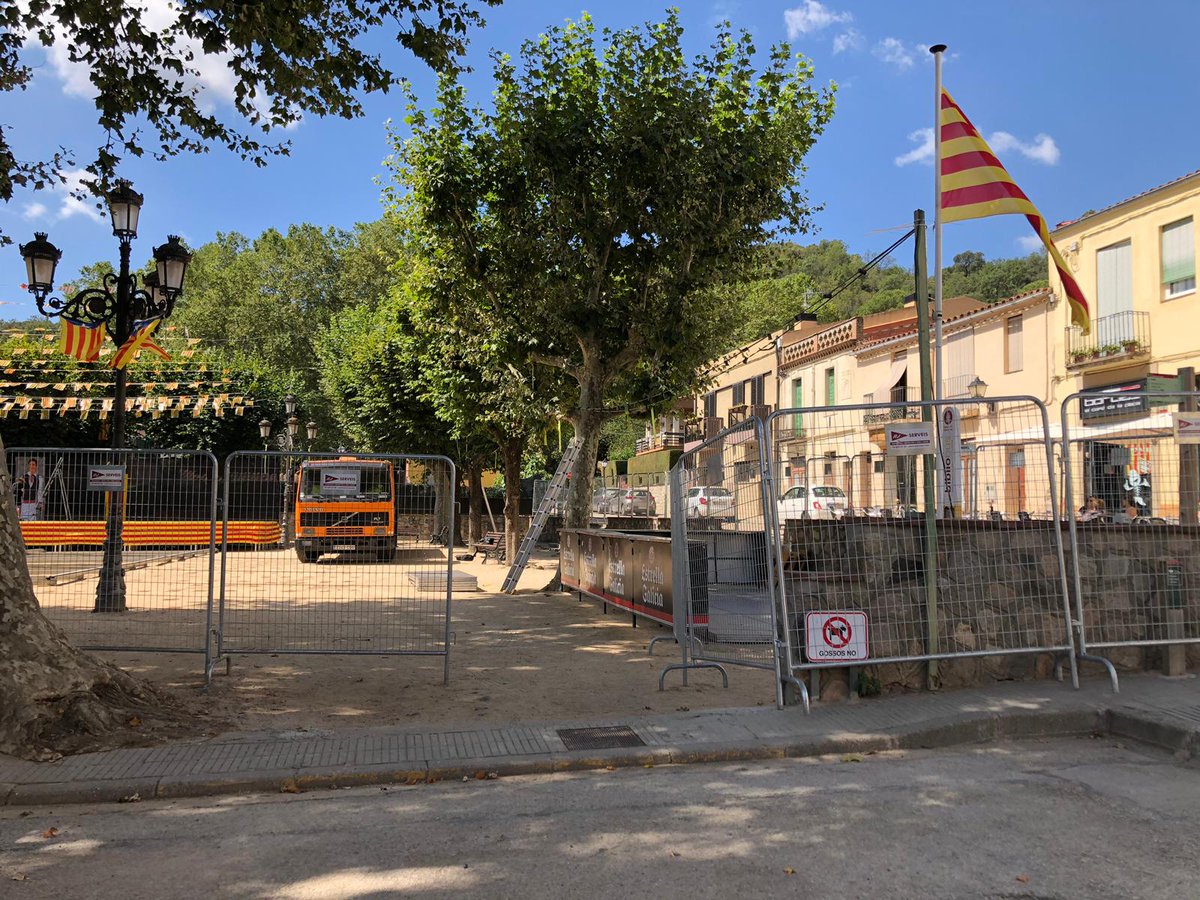 novagualba's tweet photo. A #Gualba un any més @gualbainfo imposa la gàbia de la vergonya i tanca la plaça. Aquest no és el nostre model de Festa! #ReixesFora https://t.co/DCOjqbK8hL