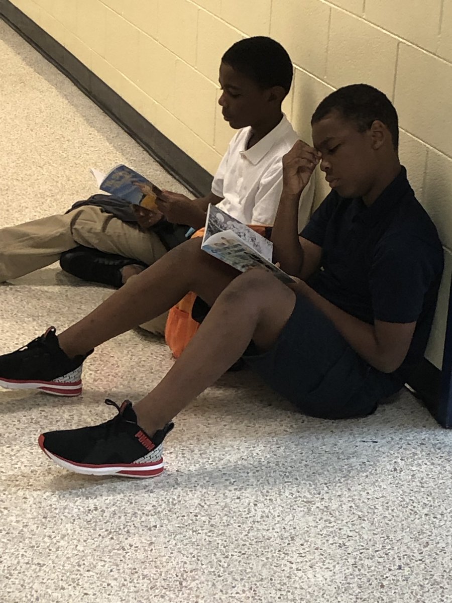 ChiTownEdu's tweet photo. Fifth grade team implementing DEAR! @BethuneES @AAGreatness @pratttj @AP__Berry @OutsidetheQuad https://t.co/sXnvfagAqK