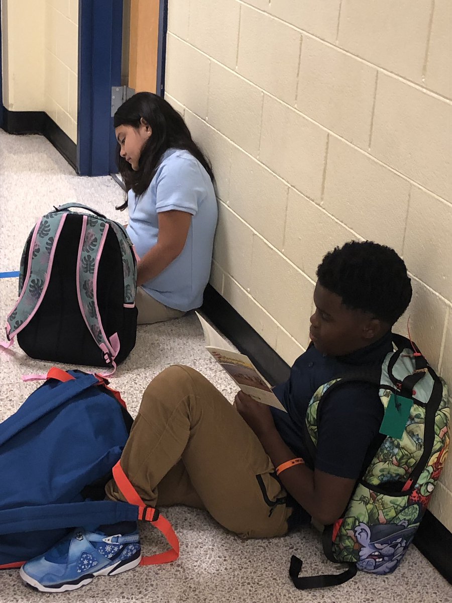 ChiTownEdu's tweet photo. Fifth grade team implementing DEAR! @BethuneES @AAGreatness @pratttj @AP__Berry @OutsidetheQuad https://t.co/sXnvfagAqK