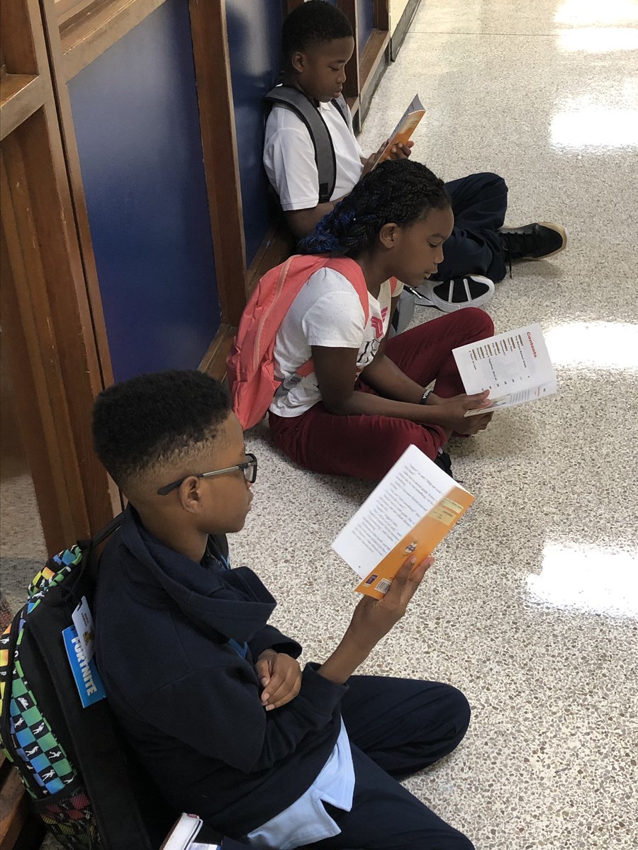 ChiTownEdu's tweet photo. Fifth grade team implementing DEAR! @BethuneES @AAGreatness @pratttj @AP__Berry @OutsidetheQuad https://t.co/sXnvfagAqK