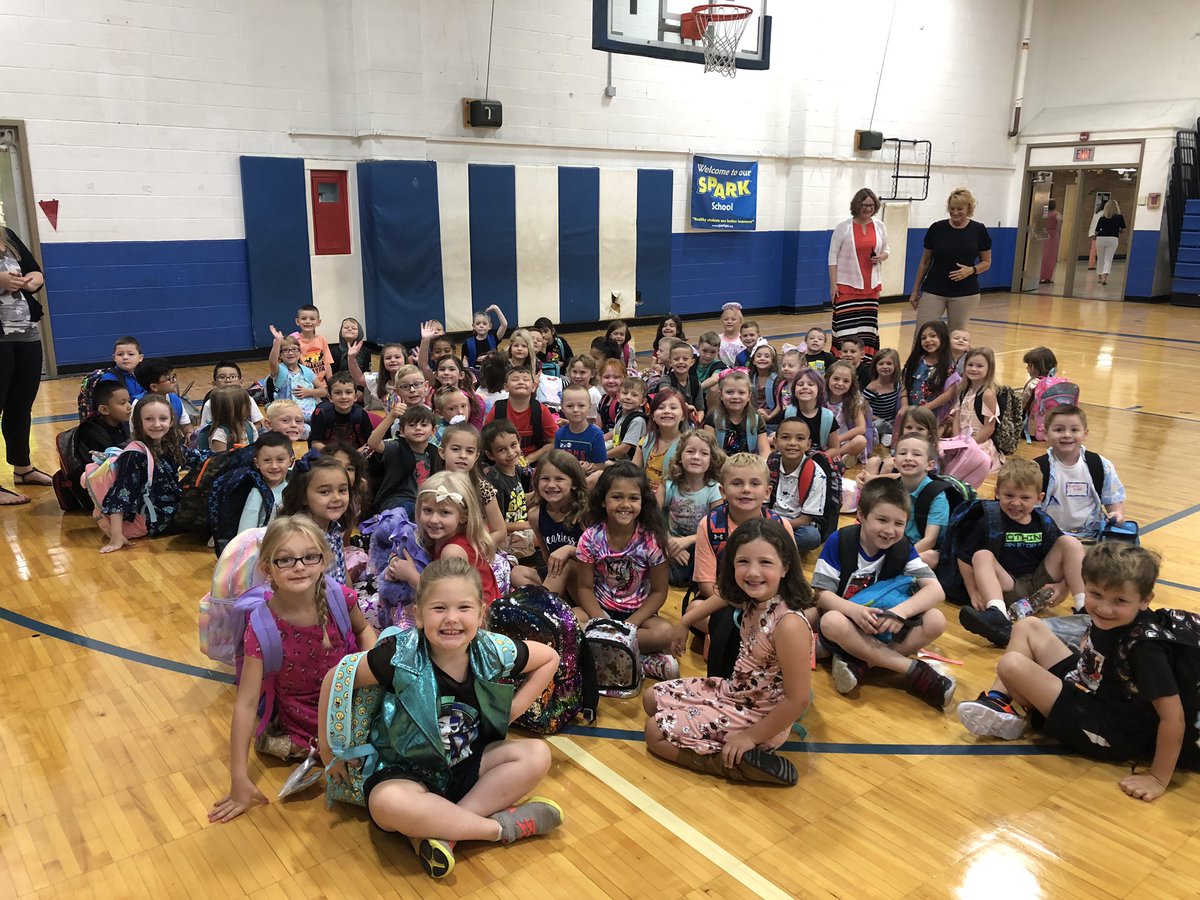 KinderStreaks's tweet photo. First tweet of the new school year! These are the new 1st graders! Kinders come to@ortow. Look at all the sweet smiling faces ready for today’s adventures! #lastyearskinders #firsties #firstday https://t.co/ncqUOGPKwA