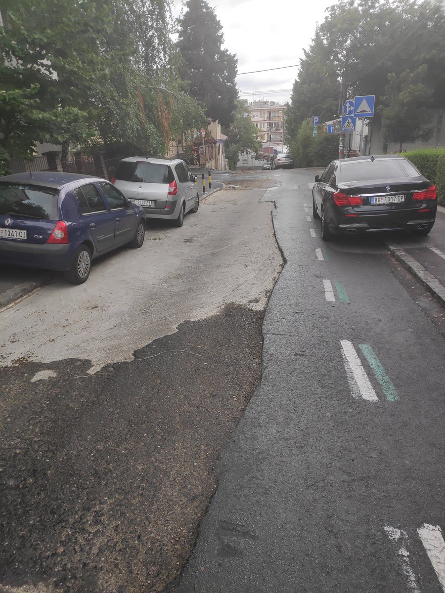 x.com/drknezevic/sta… I dalje stoji raskopano iako su okolne ulice asfaltirane veoma skoro aradnika vise nema @prijavi_problem