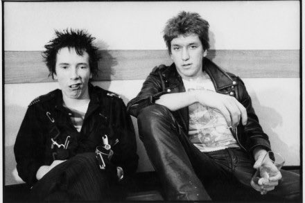 VIRGINRINGO's tweet photo. Let's start the show #RevolverSurf on @VirginRadioIT Oggi si spazierà dal punk77 dei @pistolsofficial al vero rockabilly di #JohnnyBurnette Si parte alle 14 cari #Revolveriani e il WhatsApp radiofonico e' ben accetto al 3424141411 in regia @TokyDJ mentre #Bonzo sta al 7 piano! 🤘🏻 https://t.co/cuX2DzC5xf