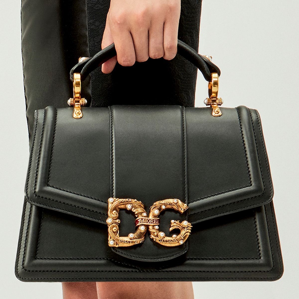 dolcegabbanajp's tweet photo. ドルチェ&ガッバーナのDNAが際立つクラシックなバロック調のロゴに「Amore」の文字。洗練されたフェミニンな装いにぴったり。お気に入りの1点をみつけて。:https://t.co/tEsHRrRH8C #DGAmore #DGWomen https://t.co/hD6eXU8AFA
