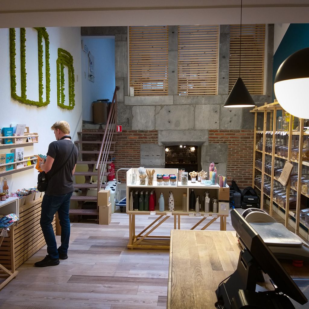 ViesTransition's tweet photo. Nous nous sommes rendus à Liège à l'entre-pot pour commencer notre tournage sur les épiceries en vrac. 📽 

N'hésitez pas à être ce petit curieux et à demander plus d'information au vrac store de votre commune. ;-)

#ÉpicerieEnVrac #ViesEnTransition https://t.co/G0o8kMgOPT