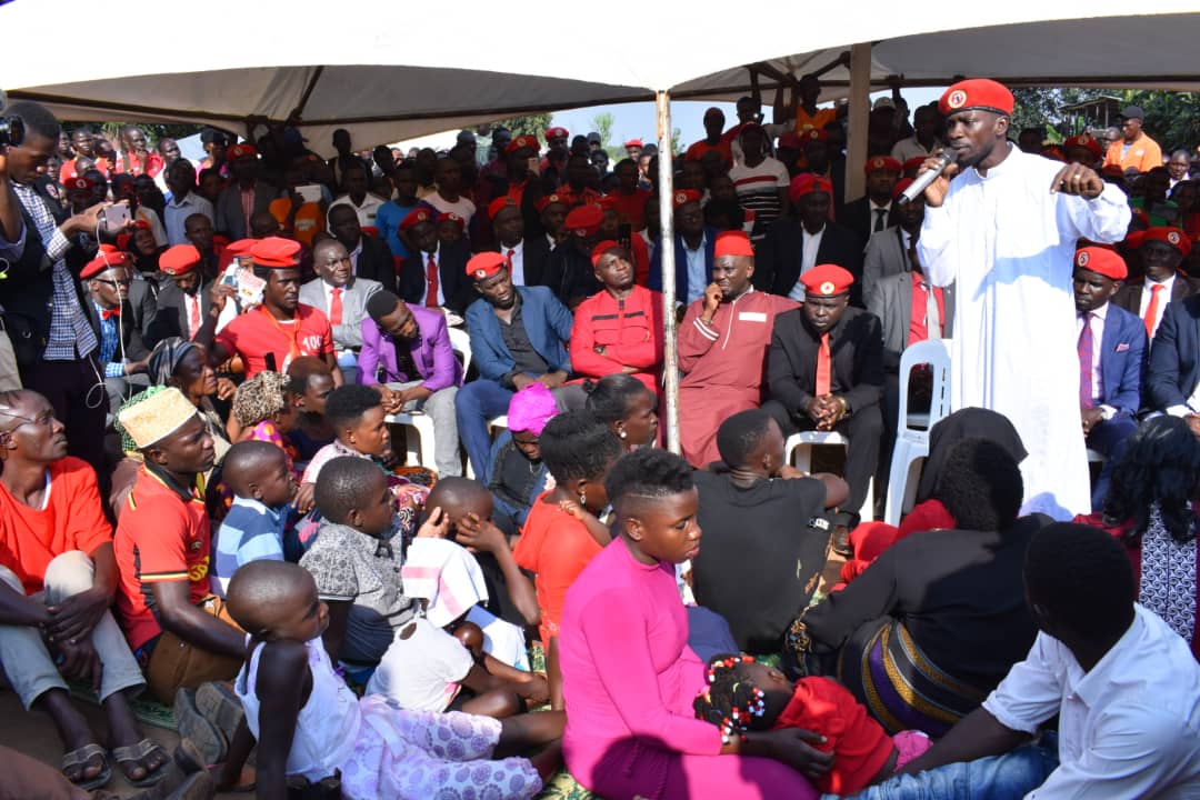 ug_edge's tweet photo. #BobiWine remembers #RIPYasin #Kawuma: “I will not stand for Kyadondo MP seat ever again. I now have a bigger mission to accomplish.

“I want to assure you that we are going to unseat Museveni using any constitutional means” https://t.co/PqXM9O6xLa https://t.co/BhciKh5pSq