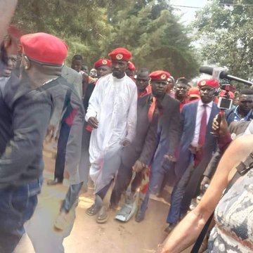 ug_edge's tweet photo. #BobiWine remembers #RIPYasin #Kawuma: “I will not stand for Kyadondo MP seat ever again. I now have a bigger mission to accomplish.

“I want to assure you that we are going to unseat Museveni using any constitutional means” https://t.co/PqXM9O6xLa https://t.co/BhciKh5pSq